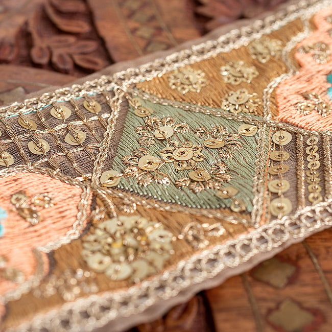 チロリアンテープ　メーター売 - 金糸が美しい　　更紗模様のゴーダ刺繍〔幅:約7.5cm〕 - シャンパンカラーのインド刺繍 3 - 拡大写真です