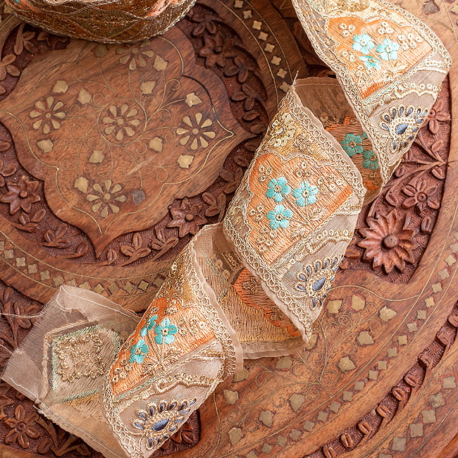 チロリアンテープ　メーター売 - 金糸が美しい　　更紗模様のゴーダ刺繍〔幅:約7.5cm〕 - シャンパンカラーのインド刺繍 4 - 別の角度から
