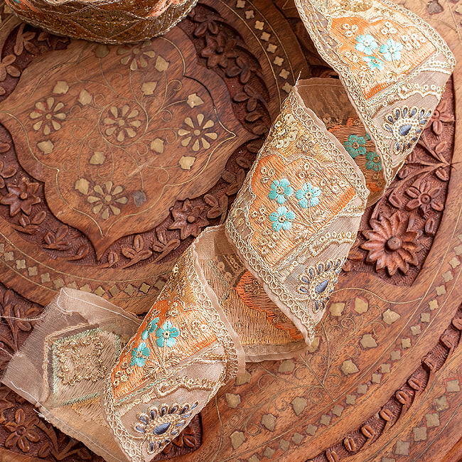 チロリアンテープ メーター売 - 金糸が美しい 更紗模様のゴーダ刺繍〔幅:約7.5cm〕 - シャンパンカラーのインド刺繍 4 - 別の角度から
