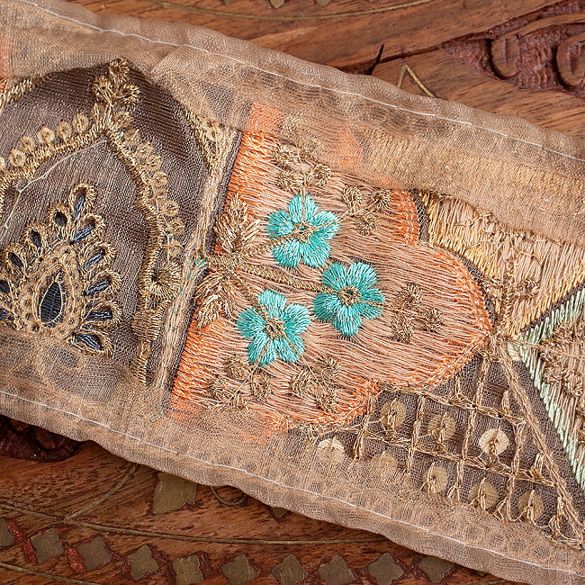 チロリアンテープ　メーター売 - 金糸が美しい　　更紗模様のゴーダ刺繍〔幅:約7.5cm〕 - シャンパンカラーのインド刺繍 6 - 裏面はこちら