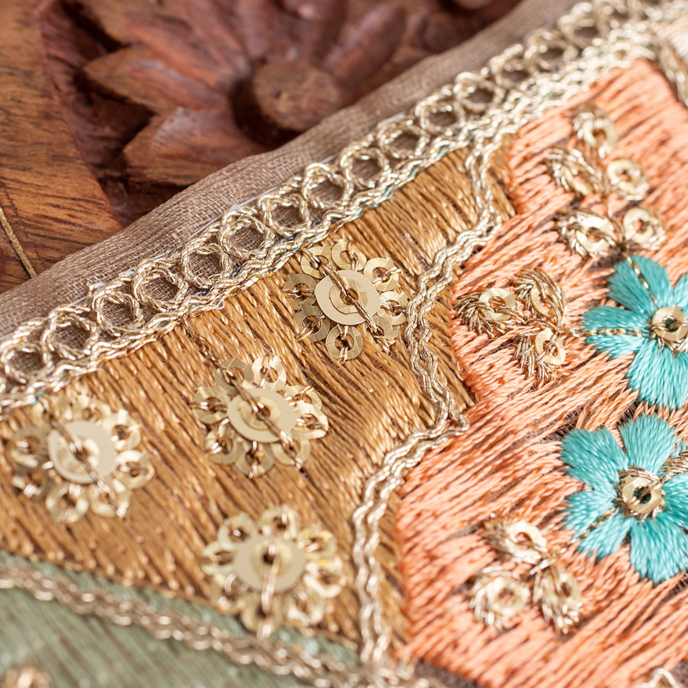 チロリアンテープ　メーター売 - 金糸が美しい　　更紗模様のゴーダ刺繍〔幅:約7.5cm〕 - シャンパンカラーのインド刺繍1枚目の説明写真です