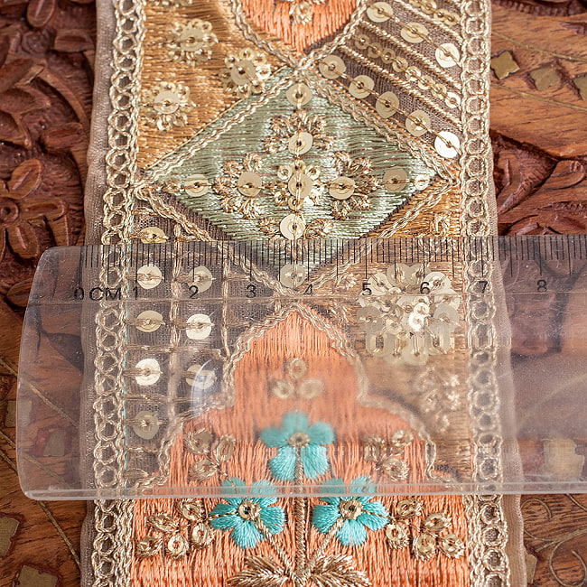 チロリアンテープ　メーター売 - 金糸が美しい　　更紗模様のゴーダ刺繍〔幅:約7.5cm〕 - シャンパンカラーのインド刺繍 7 - 横幅はこのくらいです