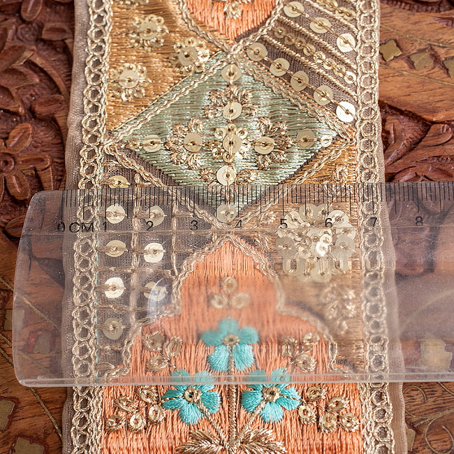 チロリアンテープ メーター売 - 金糸が美しい 更紗模様のゴーダ刺繍〔幅:約7.5cm〕 - シャンパンカラーのインド刺繍 7 - 横幅はこのくらいです