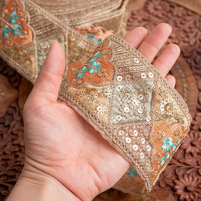 チロリアンテープ メーター売 - 金糸が美しい 更紗模様のゴーダ刺繍〔幅:約7.5cm〕 - シャンパンカラーのインド刺繍 8 - 手に取ってみました