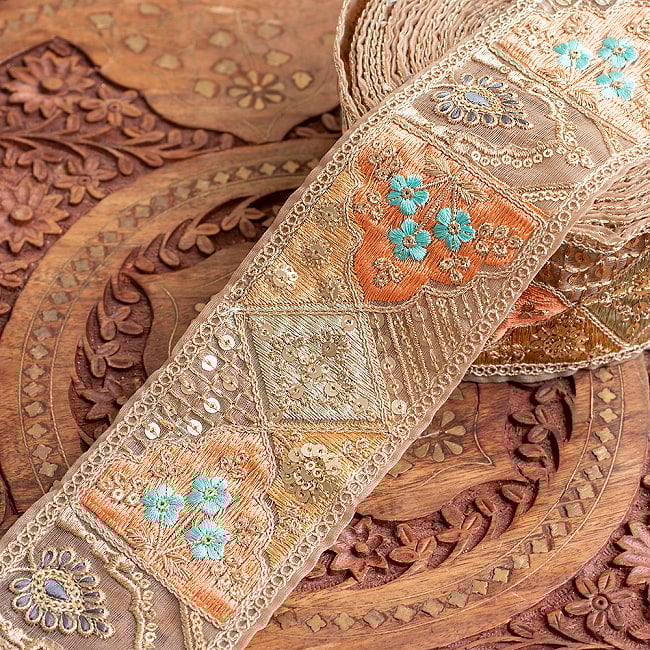 チロリアンテープ メーター売 - 金糸が美しい 更紗模様のゴーダ刺繍〔幅:約7.5cm〕 - シャンパンカラーのインド刺繍の写真