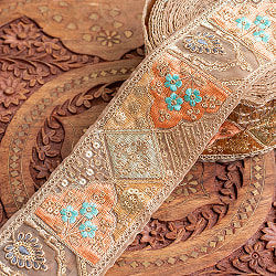 チロリアンテープ　メーター売 - 金糸が美しい　　更紗模様のゴーダ刺繍〔幅:約7.5cm〕 - シャンパンカラーのインド刺繍の商品写真