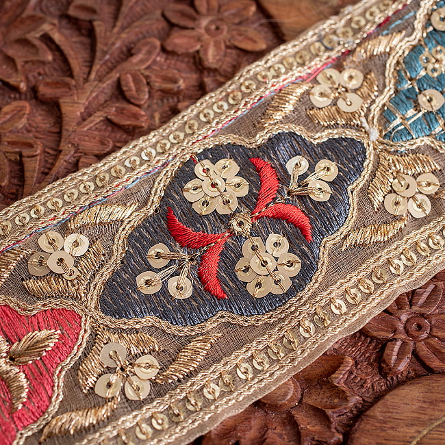 チロリアンテープ　メーター売 - 金糸が美しい　　更紗模様のゴーダ刺繍〔幅:約5.7cm〕 - 宮殿のお庭 3 - 拡大写真です