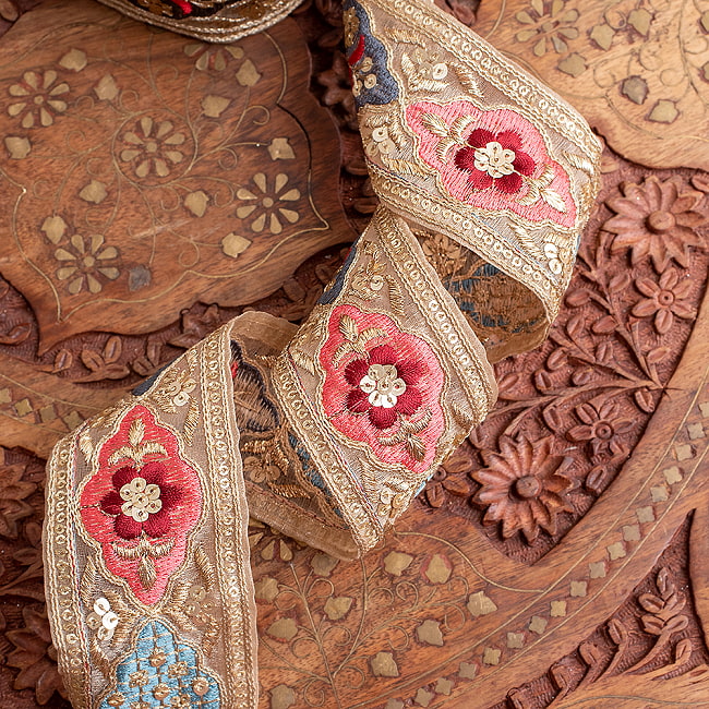 チロリアンテープ　メーター売 - 金糸が美しい　　更紗模様のゴーダ刺繍〔幅:約5.7cm〕 - 宮殿のお庭 4 - 別の角度から