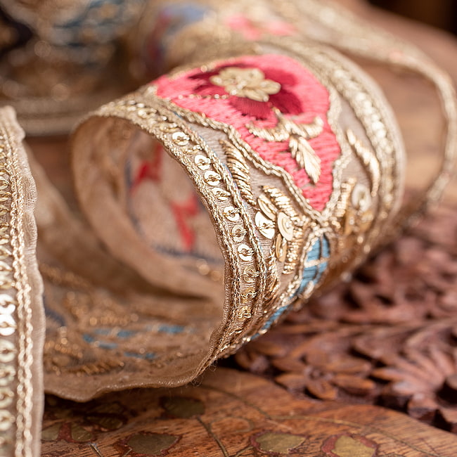 チロリアンテープ　メーター売 - 金糸が美しい　　更紗模様のゴーダ刺繍〔幅:約5.7cm〕 - 宮殿のお庭 5 - 光にあたるとキラキラしてキレイです