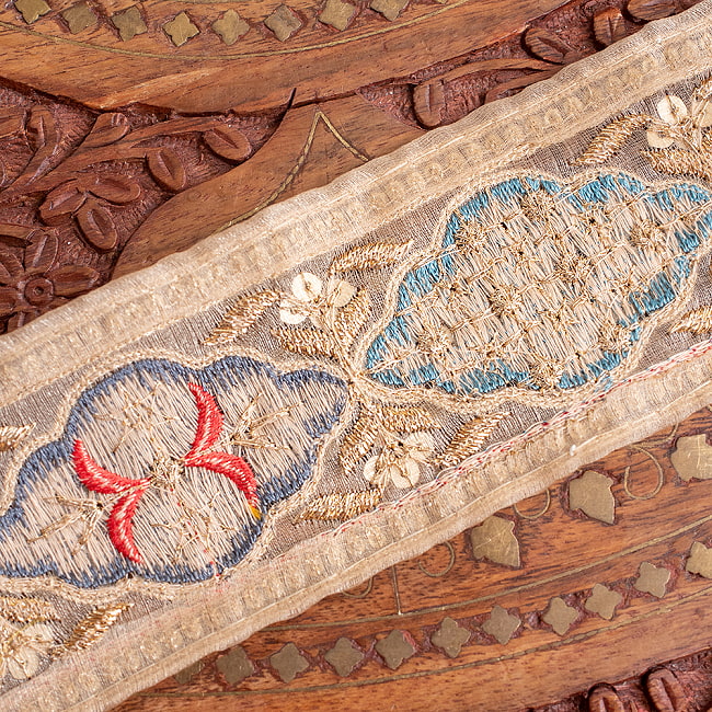チロリアンテープ　メーター売 - 金糸が美しい　　更紗模様のゴーダ刺繍〔幅:約5.7cm〕 - 宮殿のお庭 6 - 裏面はこちら