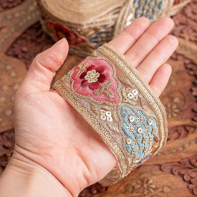 チロリアンテープ　メーター売 - 金糸が美しい　　更紗模様のゴーダ刺繍〔幅:約5.7cm〕 - 宮殿のお庭 8 - 手に取ってみました