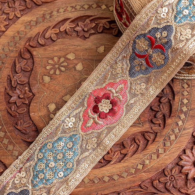 チロリアンテープ　メーター売 - 金糸が美しい　　更紗模様のゴーダ刺繍〔幅:約5.7cm〕 - 宮殿のお庭の写真1枚目です。インドではサリーの飾り付けなどに使われています。衣服以外にも、バッグやカーテンなどなど、様々な用途にご使用いただけます。Gota embroidery,刺繍,ラジャスタン,インド刺繍,チロリアンテープ,手芸,花柄,エスニック