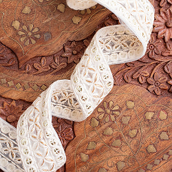 チロリアンテープ　メーター売 - 柔らかなコットンに金糸が美しい　　スパンコールとゴーダ刺繍〔幅:約3.5cm〕 - 四つ葉 - サブ4