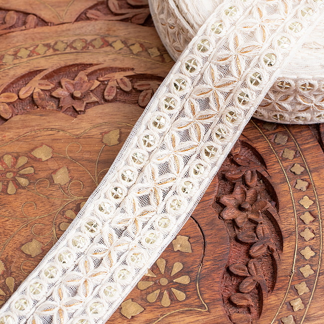 チロリアンテープ　メーター売 - 柔らかなコットンに金糸が美しい　　スパンコールとゴーダ刺繍〔幅:約3.5cm〕 - 四つ葉の写真1枚目です。インドではサリーの飾り付けなどに使われています。衣服以外にも、バッグやカーテンなどなど、様々な用途にご使用いただけます。Gota embroidery,刺繍,ラジャスタン,インド刺繍,チロリアンテープ,手芸,花柄,チュールレース