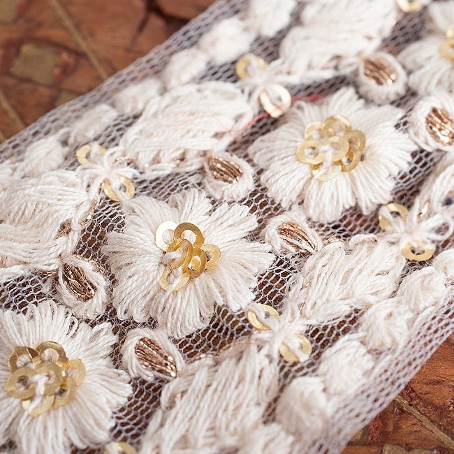 チロリアンテープ　メーター売 - 柔らかなコットンに金糸が美しい　　スパンコールとゴーダ刺繍〔幅:約.3.8cm〕 - お花とダイヤ 3 - 拡大写真です