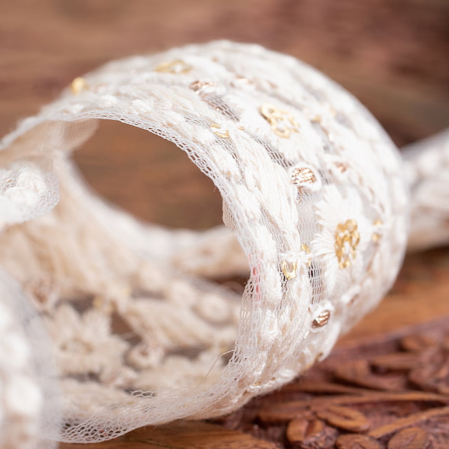チロリアンテープ　メーター売 - 柔らかなコットンに金糸が美しい　　スパンコールとゴーダ刺繍〔幅:約.3.8cm〕 - お花とダイヤ 5 - 光にあたるとキラキラしてキレイです