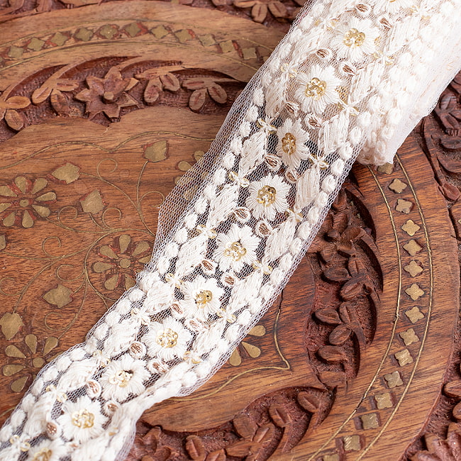 チロリアンテープ　メーター売 - 柔らかなコットンに金糸が美しい　　スパンコールとゴーダ刺繍〔幅:約.3.8cm〕 - お花とダイヤの写真1枚目です。インドではサリーの飾り付けなどに使われています。衣服以外にも、バッグやカーテンなどなど、様々な用途にご使用いただけます。Gota embroidery,刺繍,ラジャスタン,インド刺繍,チロリアンテープ,手芸,花柄,チュールレース