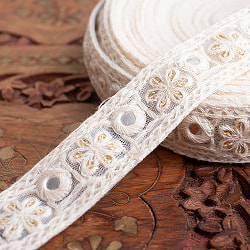 チロリアンテープ　メーター売 - 柔らかなコットンに金糸が美しい　　スパンコールとゴーダ刺繍〔幅:約2.5cm〕 - お花とミラー - サブ2