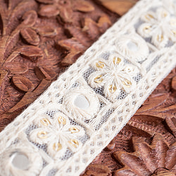 チロリアンテープ　メーター売 - 柔らかなコットンに金糸が美しい　　スパンコールとゴーダ刺繍〔幅:約2.5cm〕 - お花とミラー - サブ3