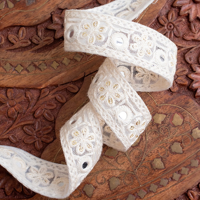 チロリアンテープ　メーター売 - 柔らかなコットンに金糸が美しい　　スパンコールとゴーダ刺繍〔幅:約2.5cm〕 - お花とミラー 4 - 別の角度から