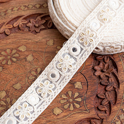 チロリアンテープ　メーター売 - 柔らかなコットンに金糸が美しい　　スパンコールとゴーダ刺繍〔幅:約2.5cm〕 - お花とミラーの商品写真
