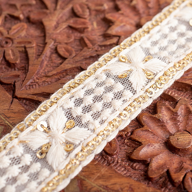 チロリアンテープ　メーター売 - 柔らかなコットンに金糸が美しい　　スパンコールとゴーダ刺繍〔幅:約2.5cm〕 -ジオメトリック 3 - 拡大写真です