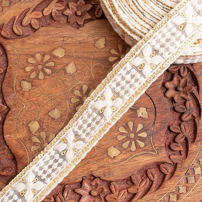 チロリアンテープ　メーター売 - 柔らかなコットンに金糸が美しい　　スパンコールとゴーダ刺繍〔幅:約2.5cm〕 -ジオメトリックの写真1枚目です。インドではサリーの飾り付けなどに使われています。衣服以外にも、バッグやカーテンなどなど、様々な用途にご使用いただけます。Gota embroidery,刺繍,ラジャスタン,インド刺繍,チロリアンテープ,手芸,花柄,チュールレース