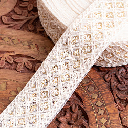 チロリアンテープ　メーター売 - 柔らかなコットンに金糸が美しい　　スパンコールとゴーダ刺繍〔幅:約3.5cm〕 - お花と格子 - サブ2