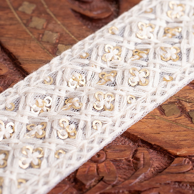 チロリアンテープ　メーター売 - 柔らかなコットンに金糸が美しい　　スパンコールとゴーダ刺繍〔幅:約3.5cm〕 - お花と格子 3 - 拡大写真です