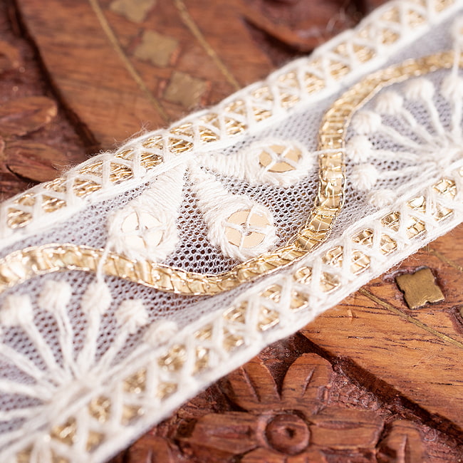チロリアンテープ　メーター売 - 柔らかなコットンに金糸が美しい　　スパンコールとゴーダ刺繍〔幅:約3cm〕 - サンライズ 3 - 拡大写真です