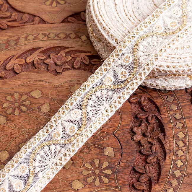 チロリアンテープ　メーター売 - 柔らかなコットンに金糸が美しい　　スパンコールとゴーダ刺繍〔幅:約3cm〕 - サンライズの写真1枚目です。インドではサリーの飾り付けなどに使われています。衣服以外にも、バッグやカーテンなどなど、様々な用途にご使用いただけます。Gota embroidery,刺繍,ラジャスタン,インド刺繍,チロリアンテープ,手芸,花柄,チュールレース