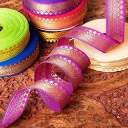 〔各色あり〕〔メーター売り〕チロリアンテープ　メーター売 - 美しい光沢感　伝統模様ブロケード〔幅:約2.5cm〕