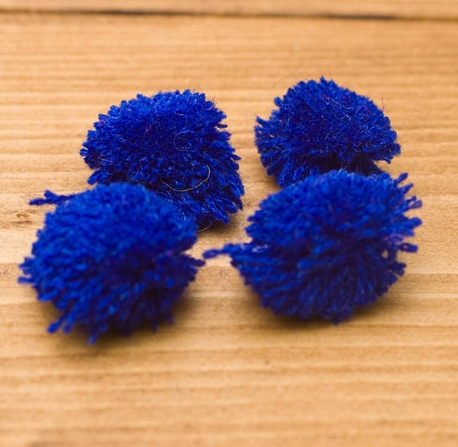 インドのカラフル・ポンポン(ダークブルー)約2cm×20個程度 2 - ひとつひとつでも、若干の形のバラつきがありますが、そこがキュートでもありますね♪