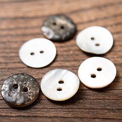貝から作られたボタン シェルボタン[2穴：20gセット-30個程度]  - 約15mm - サブ3
