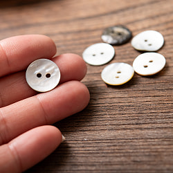 貝から作られたボタン シェルボタン[2穴：20gセット-30個程度]  - 約15mm - サブ4