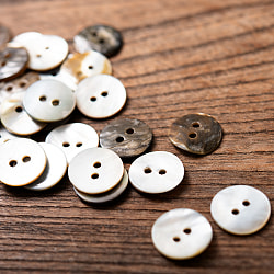 貝から作られたボタン シェルボタン[2穴：20gセット-30個程度]  - 約15mm - サブ5