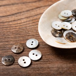 貝から作られたボタン シェルボタン[2穴：20gセット-30個程度]  - 約15mm