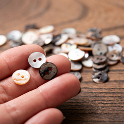 貝から作られたボタン シェルボタン[2穴：20gセット-50個程度]  - 約10mm - サブ4