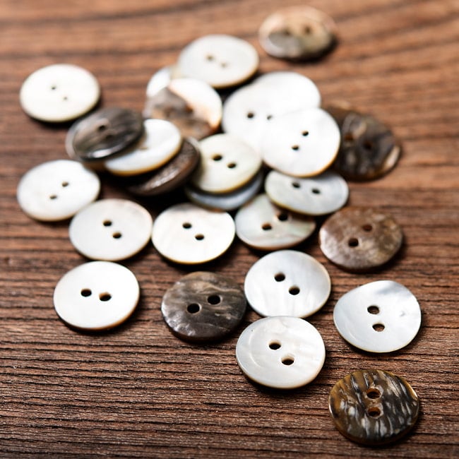貝から作られたボタン シェルボタン[2穴：20gセット-50個程度]  - 約10mm 5 - ハンドメイドやDIYにご活用ください