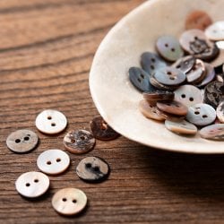 貝から作られたボタン シェルボタン[2穴：20gセット-50個程度]  - 約10mm