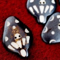 水牛の角ボタン[5個セット] - 約4cm ×約3cmきのこ