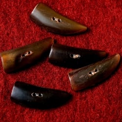水牛の角ボタン[5個セット] - 約4.5cm×約1.5cm角 - サブ5