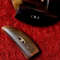 水牛の角ボタン[5個セット] - 約4.5cm×約1.5cm - 角の商品写真