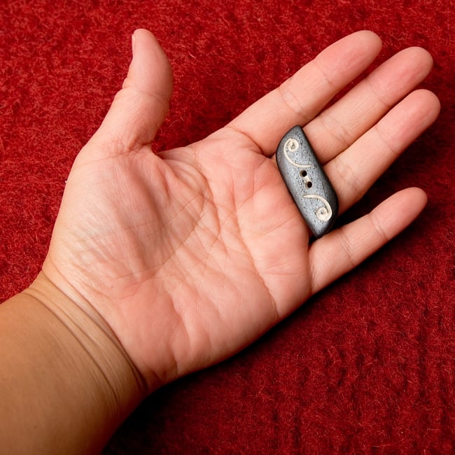 水牛の角ボタン[5個セット]-約4.5cm×約1.5cm - 横長ぐるぐる 4 - 手に持つとこのくらいのサイズ感です。