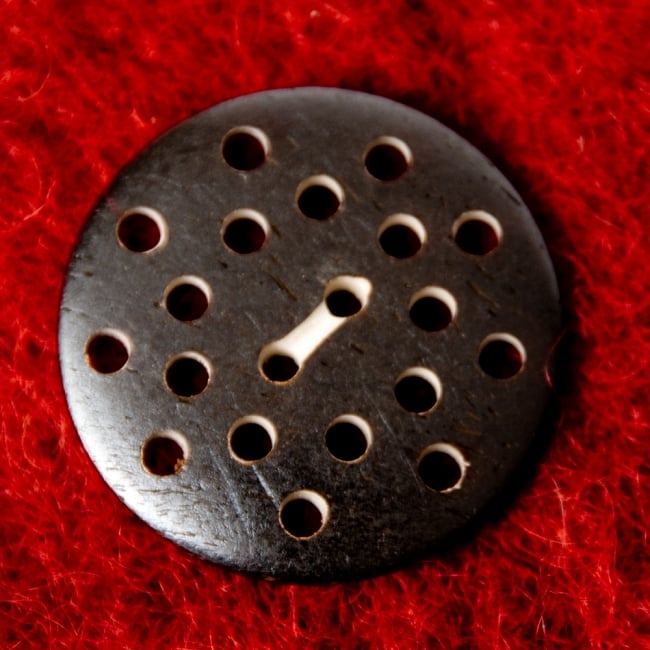 水牛の角ボタン[5個セット] - 約3.3cm - 茶・丸 2 - 表面です。
