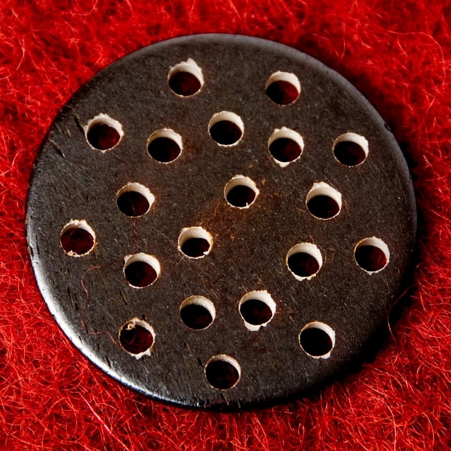 水牛の角ボタン[5個セット] - 約3.3cm - 茶・丸 3 - 裏面です。