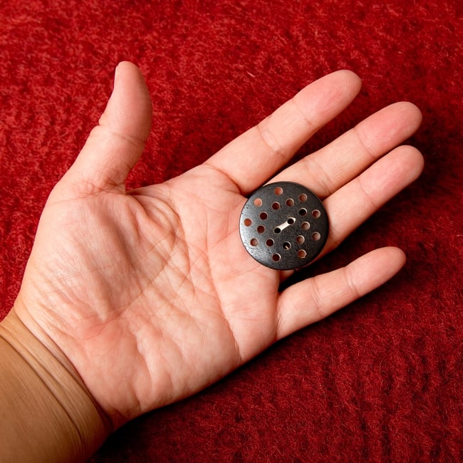 水牛の角ボタン[5個セット] - 約3.3cm - 茶・丸 4 - 手に持つとこのくらいのサイズ感です。