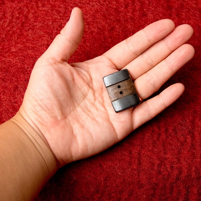 水牛の角ボタン[5個セット] - 約3.2cm×約2.2cm - スクエア 4 - 手に持つとこのくらいのサイズ感です。