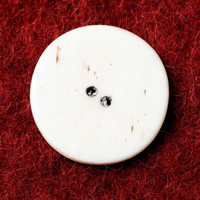 水牛の角ボタン[5個セット]  - 約3cm - 白・丸 3 - 裏面です。