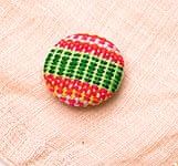 モン族の刺繍ボタン【直径：25mm 3個セット】 - ネオン系の商品写真